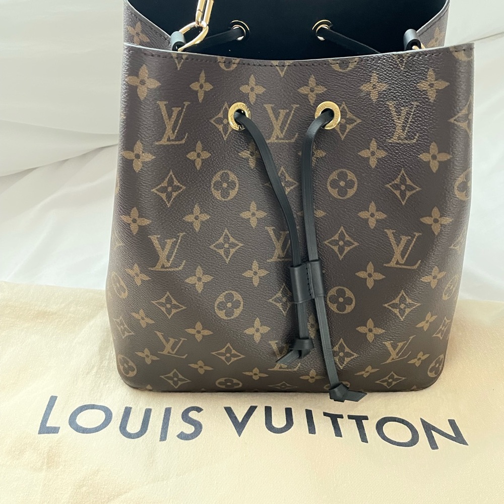 Louis Vuitton Neo Noe Mm in excellent condition. Good as new.